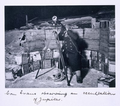 「スコットの最後の遠征」から、木星の占領を観察しているエヴァンス艦長 作： Herbert Ponting